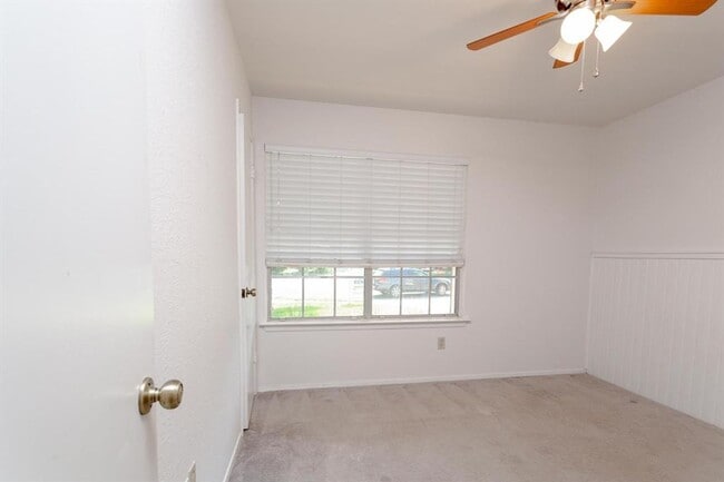 Building Photo - Cozy 3/BR 2/BA Home with Fireplace, Washer & Dryer Included