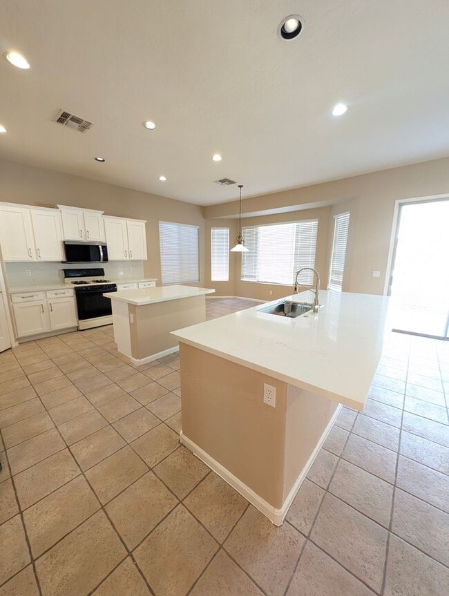 Building Photo - AVAILABLE NOW IN HIGLEY GROVES!!!!