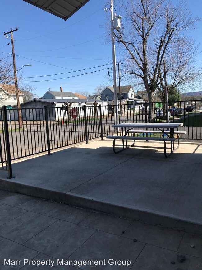 Building Photo - 1605 N Mulberry St