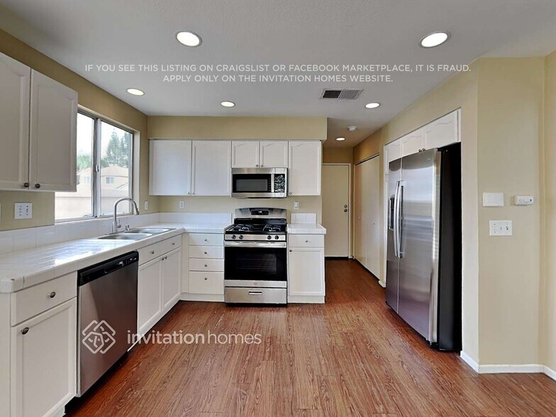 Building Photo - 892 Pathfinder Way