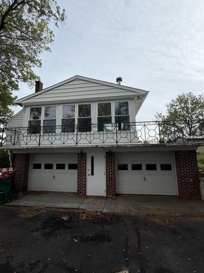 Building Photo - 3 Bedroom, 2 Full Bath Home with 4-Season Room, Garage & Large Lot