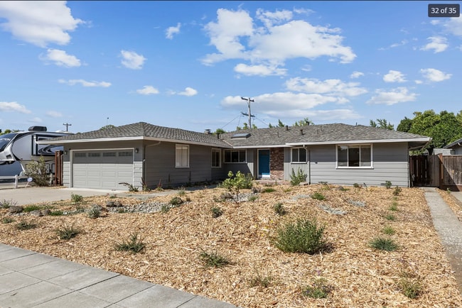 Building Photo - Light and Bright 3 Bedroom/ 2 Bath Home on...