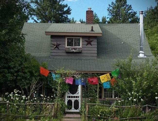 Building Photo - 3 bed 1 bath single family home in Rhinela...