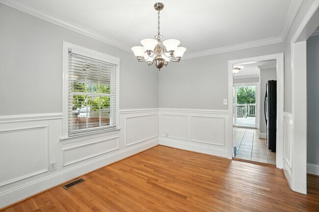 Building Photo - Perfect blend of Charm and Convenience!