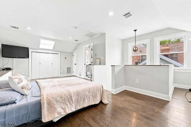 Building Photo - 64 Montague Pl