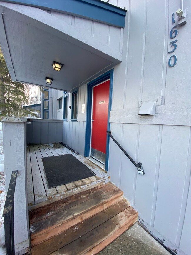Building Photo - Spacious 2 Bedroom Condo in Eastridge! Carport Parking, Mountain View Balcony!