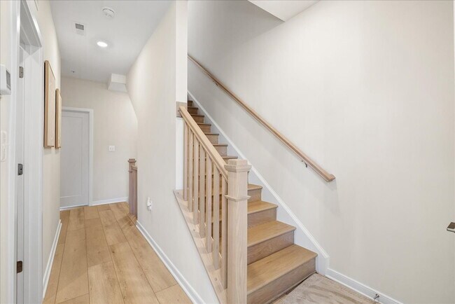 Building Photo - Stunning 4BR / 4.5BA End-Unit Townhome in Brambleton - Built in 2024!
