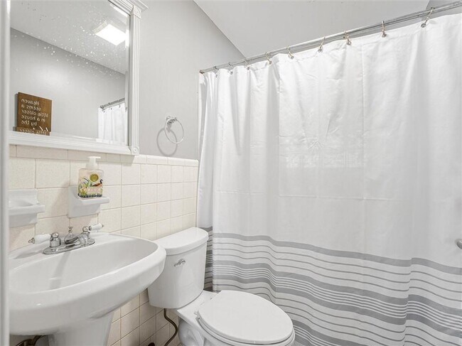 Building Photo - 6265 Lakeview Dr