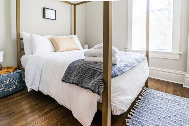 Building Photo - Updated 3Bd 2Bth Condominium in the Heart ...
