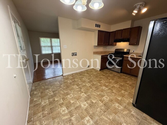 Building Photo - Charming 4 Bedroom Ranch with Fenced Yard and Hardwood Floors