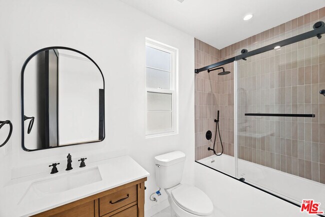 Building Photo - 2324 S Dunsmuir Ave