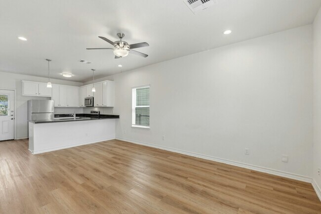 Building Photo - 707 Runnels Ave