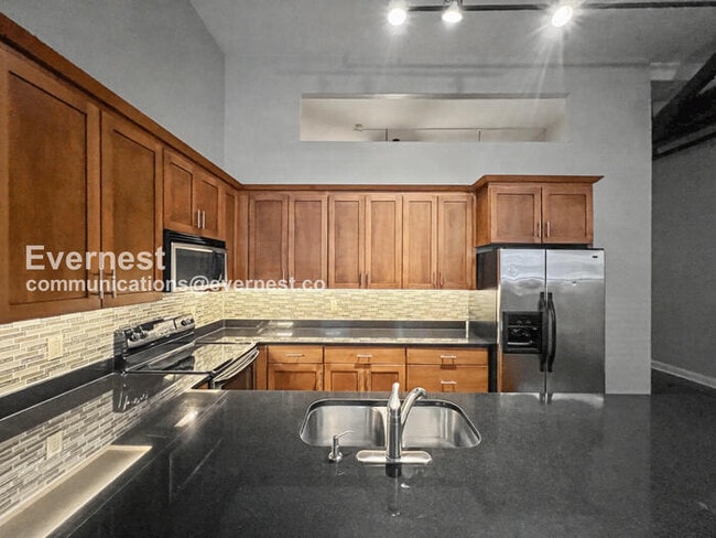 Building Photo - 2 Bed/2 Bath Condo with Modern Amenities / Pet-Friendly / Available Now!