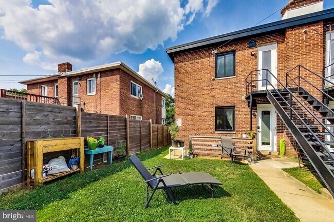 Building Photo - 213 Hawaii Ave NE