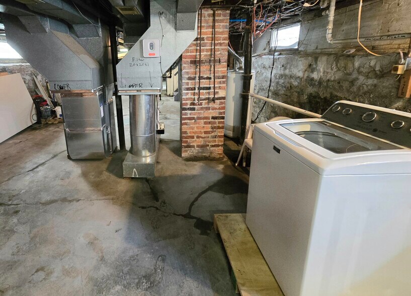 Washer to the right - 414 Taunton Pl