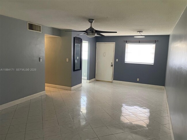 Building Photo - 20201 NE 29th Ct