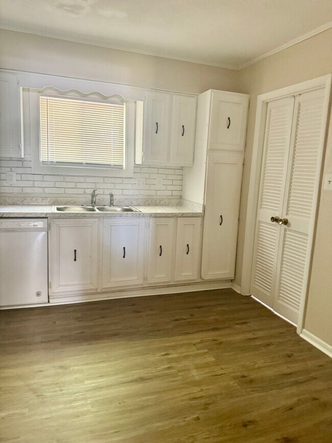 Building Photo - Spacious 3 Level Stafford Townhouse