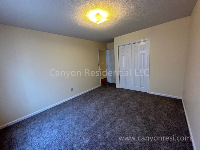 Building Photo - Beautiful 3b, ready to move in!