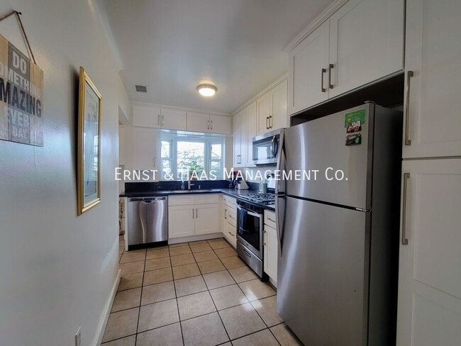 Building Photo - 1911 Cedar Ave