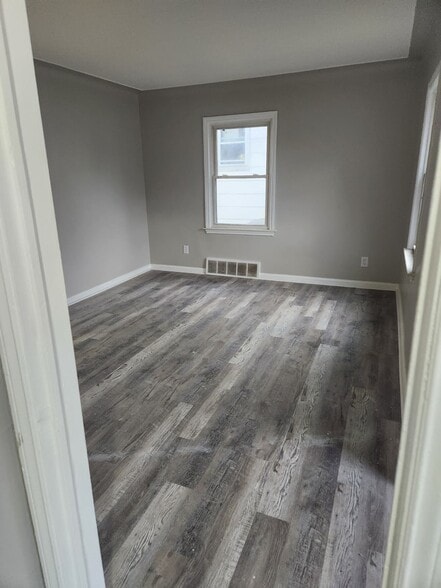 Bedroom - 14945 Lappin St