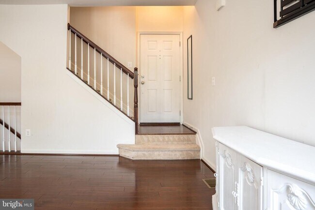 Building Photo - 42243 Canary Grass Square