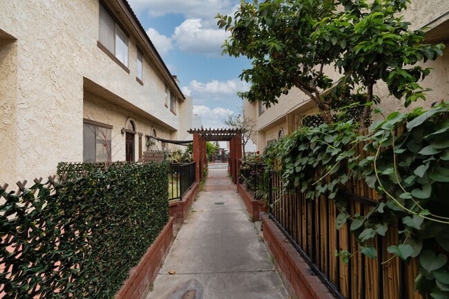 Building Photo - BEAUTIFUL 4 Bed 3 Bath unit