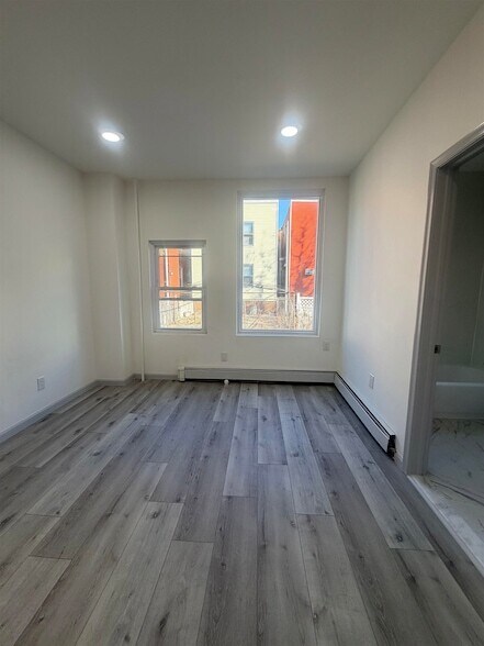 Building Photo - 124 Winfield Ave