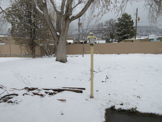 Building Photo - **Move-In Discount** Spacious single level home with a retro feel - you must see!