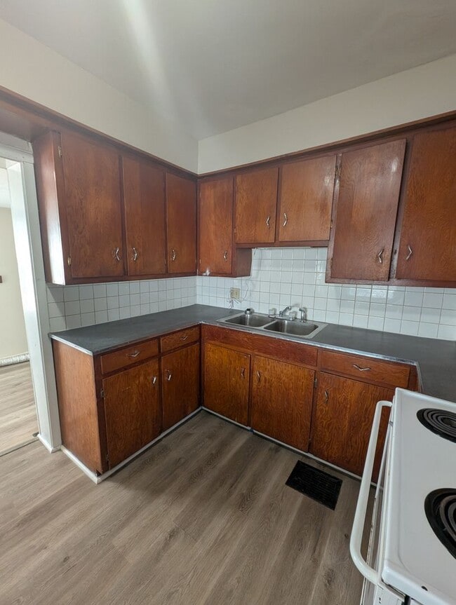 Building Photo - 2 Bedroom House