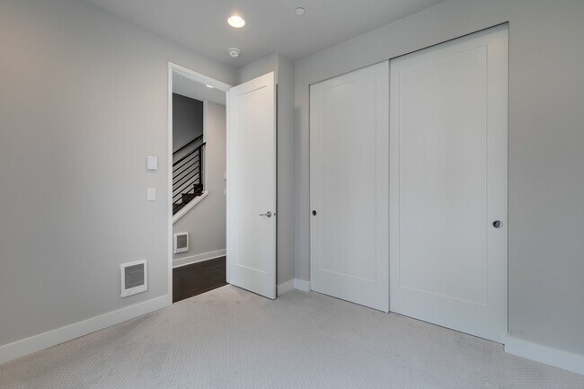 Building Photo - *Beautiful Modern 3 Bed Kirkland Townhome Available Now!*