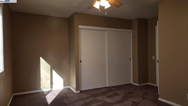Building Photo - 574 Oriole Ave