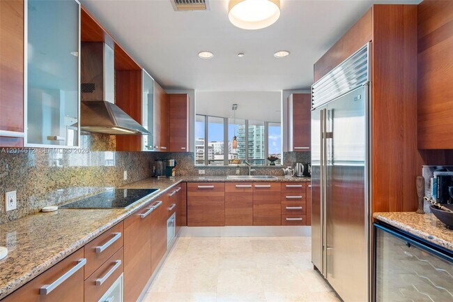 Building Photo - 5959 Collins Ave