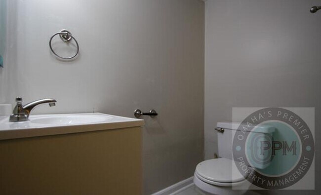 Building Photo - Huge 4-bedroom, 4-bath home