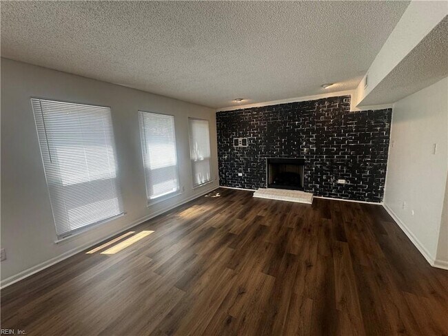 Building Photo - 4033 Foxwood Dr