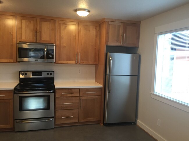 Building Photo - Spacious Like New Remodel 2BR-Portsmouth-N...