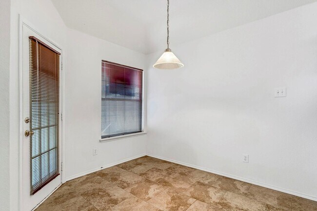 Building Photo - 721 Somerset Dr