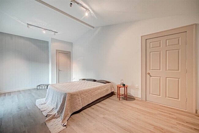 Building Photo - 1612 W Alabama St