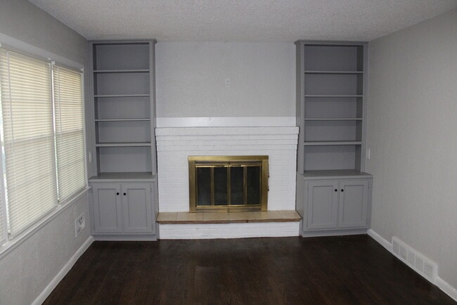 Building Photo - Spacious and beautiful 5 bedrooms and 2 full baths home located on E 47th St in Kansas City, MO