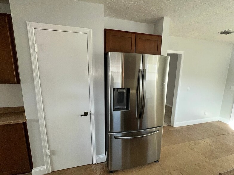 Building Photo - 3135 Sabal Palm Dr