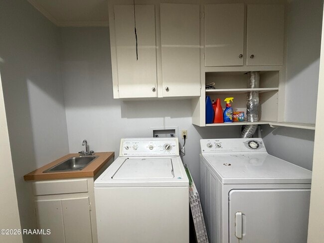 Building Photo - 1103 E Bayou Pkwy