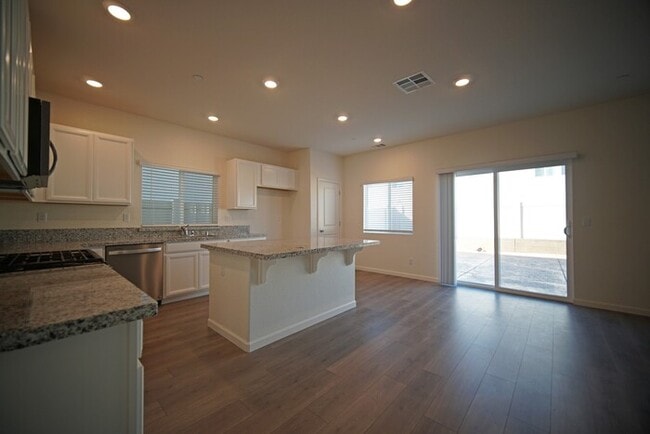 Building Photo - Beautiful 4 Bedroom PLUS office / den in Natomas!