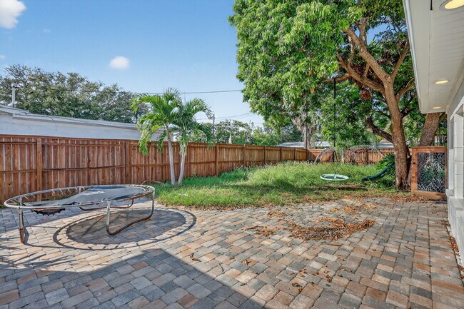 Building Photo - 541 40th Ave NE