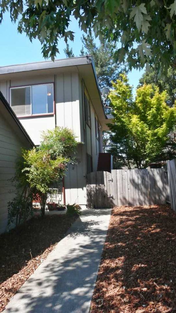 Building Photo - Lovely 3 Bedroom Home in Scotts Valley