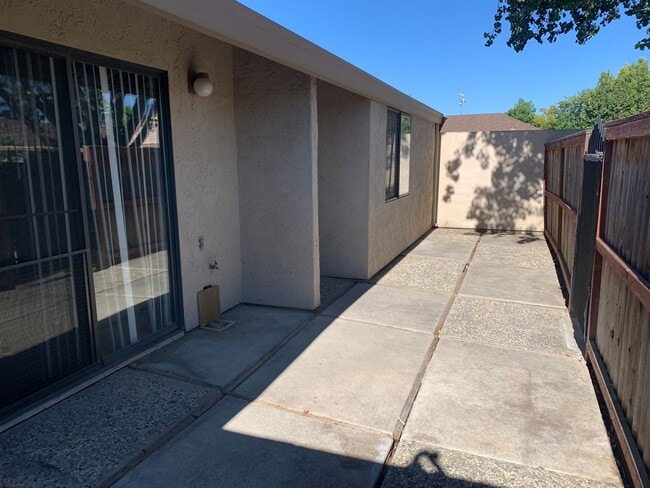 Building Photo - Ready for Move In! Townhome in Brentwood G...