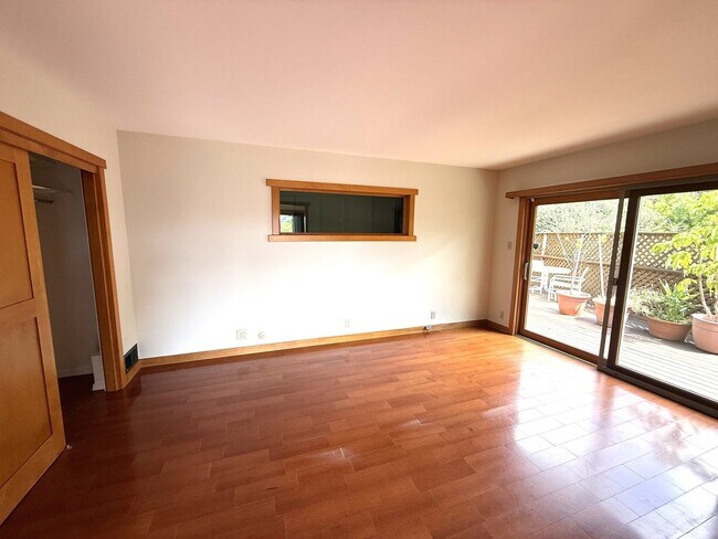 Building Photo - SPACIOUS  FOUR BED / THREE BATH SAN RAFAEL...