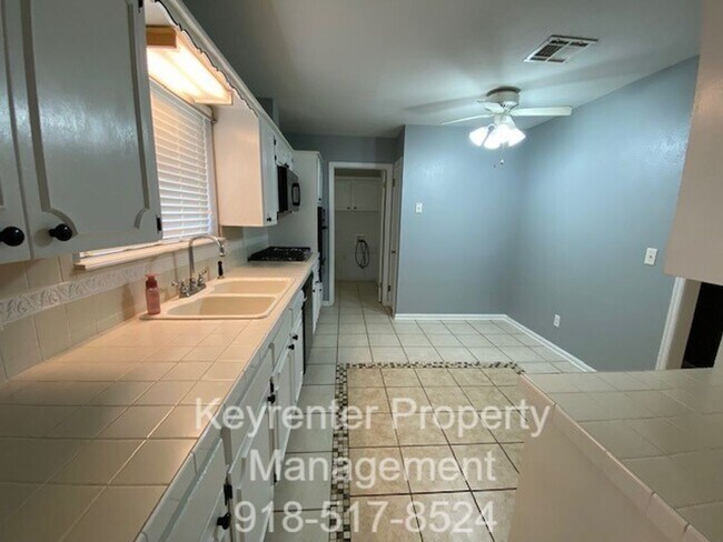 Building Photo - 3 Bed | 2 Full Bath | 31st & Memorial