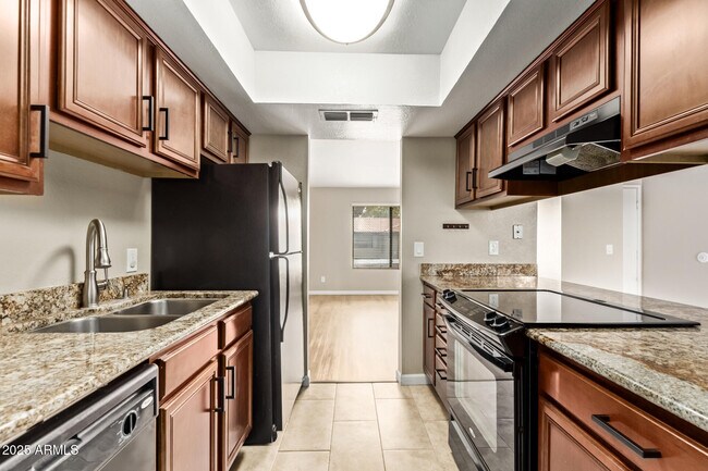 Building Photo - 1402 E Guadalupe Rd