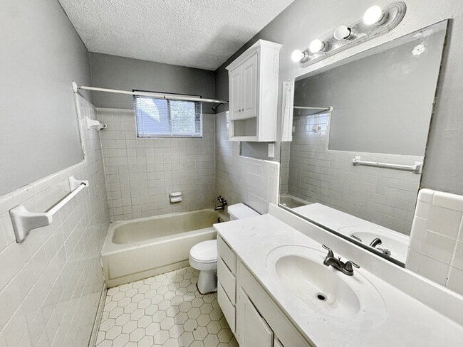 Building Photo - 4936 Leven Rd