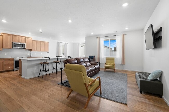 Building Photo - 10813 N Beaverhead Rd