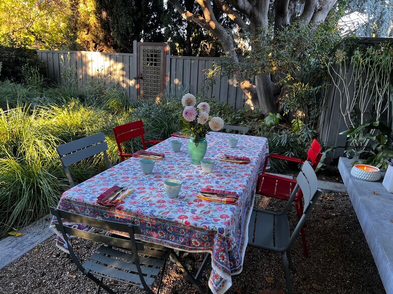 Outdoor dining table - 5105 Morella Ave